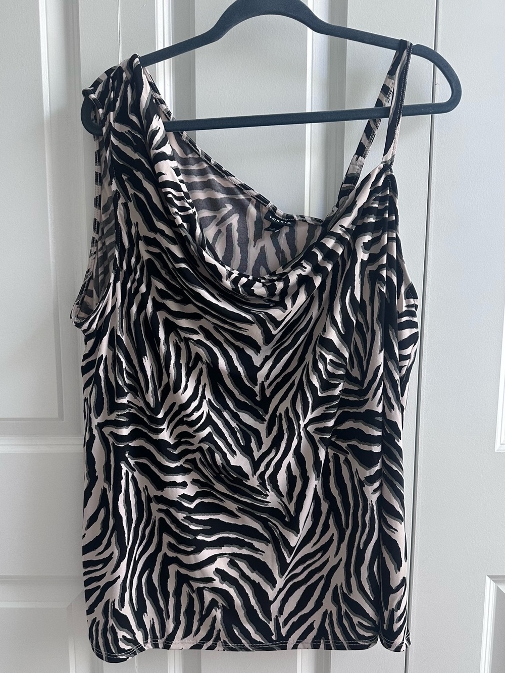 TORRID ZEBRA PRINT ASYMMETRICAL COWL SLEEVELESS TOP WOMENS SIZE 3X NWT